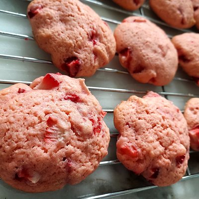 Strawberries N' Cream Cookies