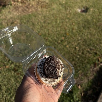 Vanilla Oreo Cupcake (1)