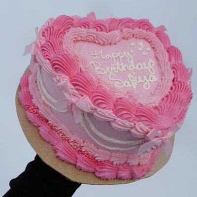 Large Heart Cake (30-35 Servings) 