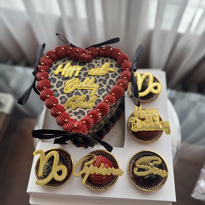 Bento Box (2 Layer 6in Cake With 5 Cupcakes)