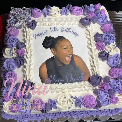 Deluxe Quarter Sheet Cake – Custom Image & Piping