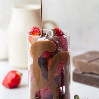 Strawberry Chocolate Cups