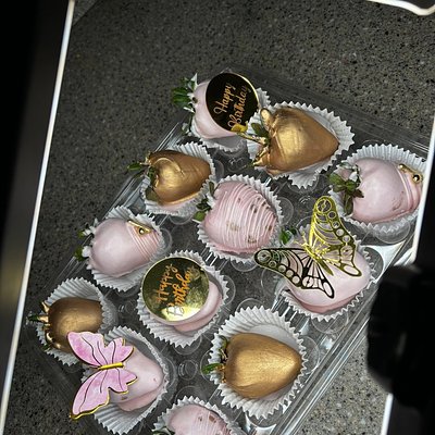 A Dozen Chocolate Covered Strawberries 🍓 