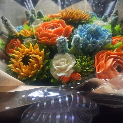 24 Deluxe Cupcake Bouquet