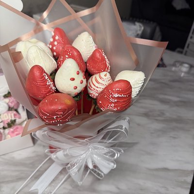 Chocolate covered strawberries ( Classic Dipped)