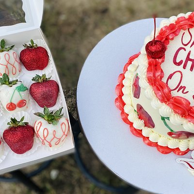 Mini Cake With Dozen Chocolate Strawberries 
