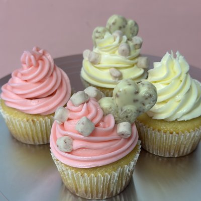 Vanilla Cupcakes With Buttercream Icing (6)