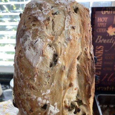 Sourdough Roasted Garlic Jalapeño White Cheddar Loaf 🥖