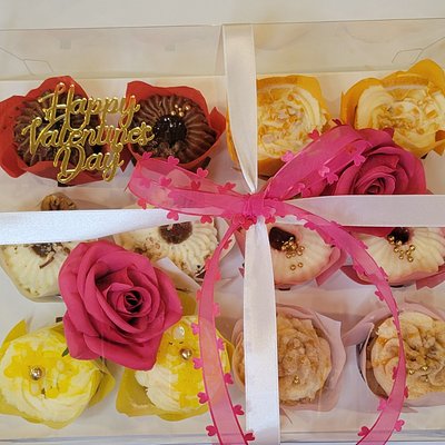 12 Count Assorted Cupcakes Valentine's Clear Box & Decor 