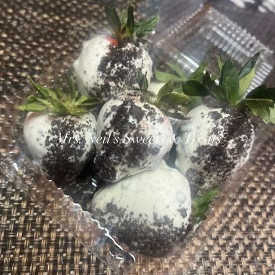 Cookies & Cream Dipped Strawberries 1/2 Dozen