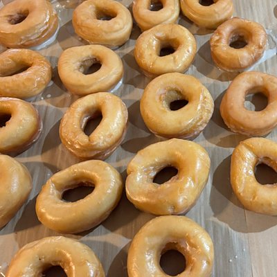 Glazed Doughnuts 6 Count