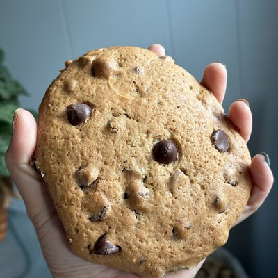 Giant Chocolate Chip Cookies 