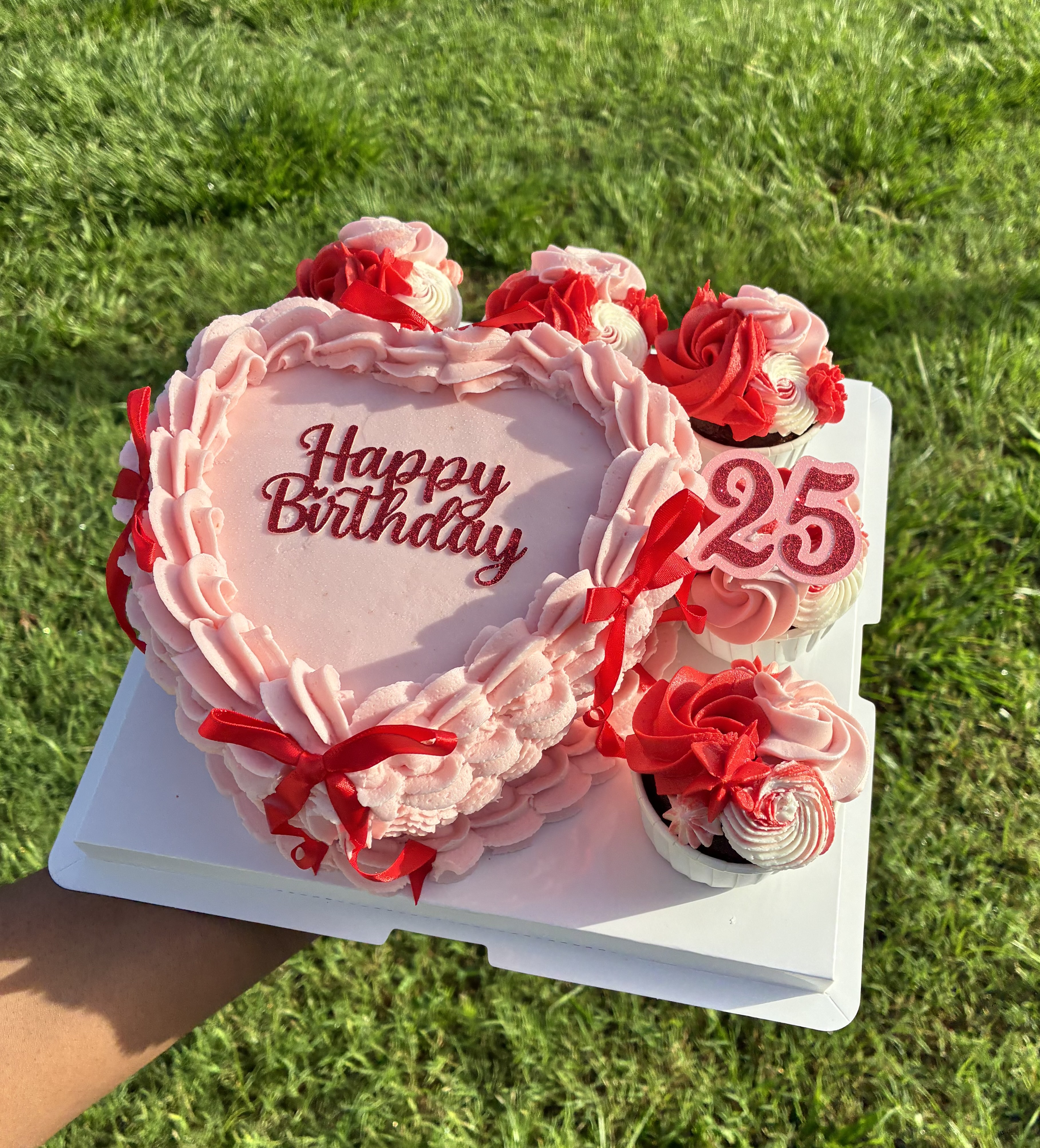 Bento Box: 5inch Cake/ 5 Cupscakes 