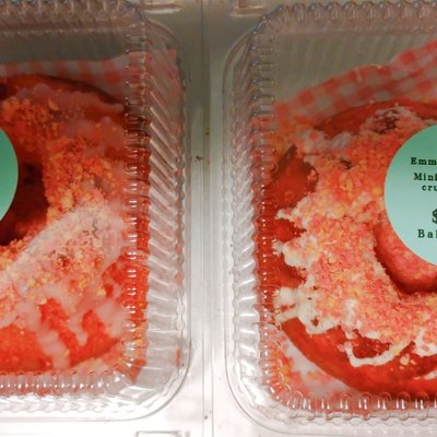 Mini Strawberry Crunch Bundt Cake 