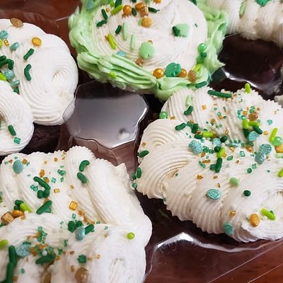 Chocolate Cupcakes/ Vanilla Frosting - 6 Pack