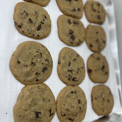  24 Classic Chocolate Chip Cookies