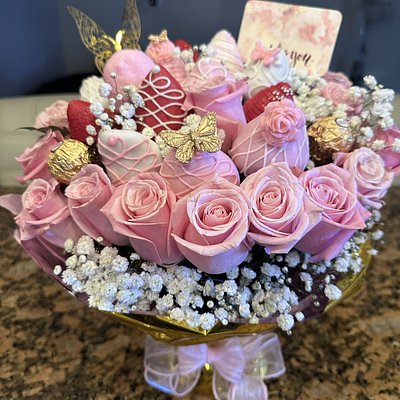 Chocolate Covered Strawberry Rose Bouquet 