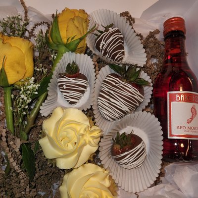 Small Wine Box With Strawberries 