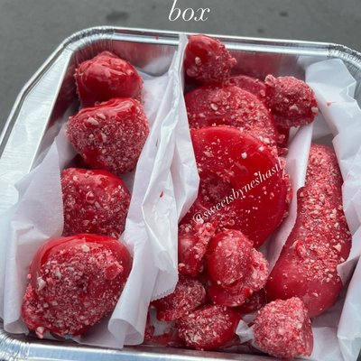 Creme Savors “want It All” Box (1 Candy Pickle, 4 Candy Strawberries, 3 Candy Pineapples , 10 Candy Grapes) 