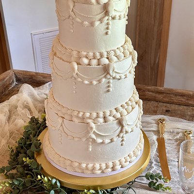 Custom Wedding & Grooms Cakes