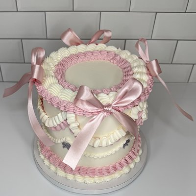 Custom 6in Round CAKE - Feeds 15-20