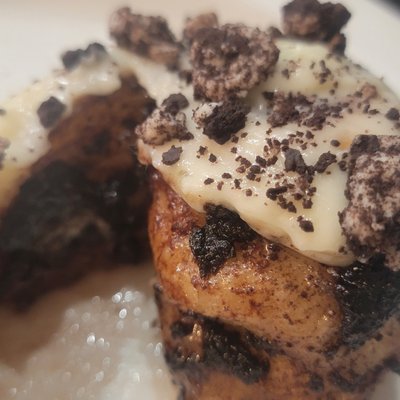 Cookies & Cream Cinnamon Roll (4)