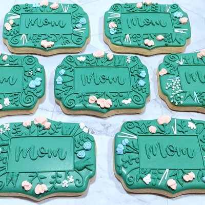"Mom" Floral Plaque