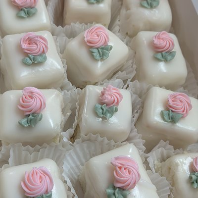 Petit Fours (Vanilla Or White Almond)