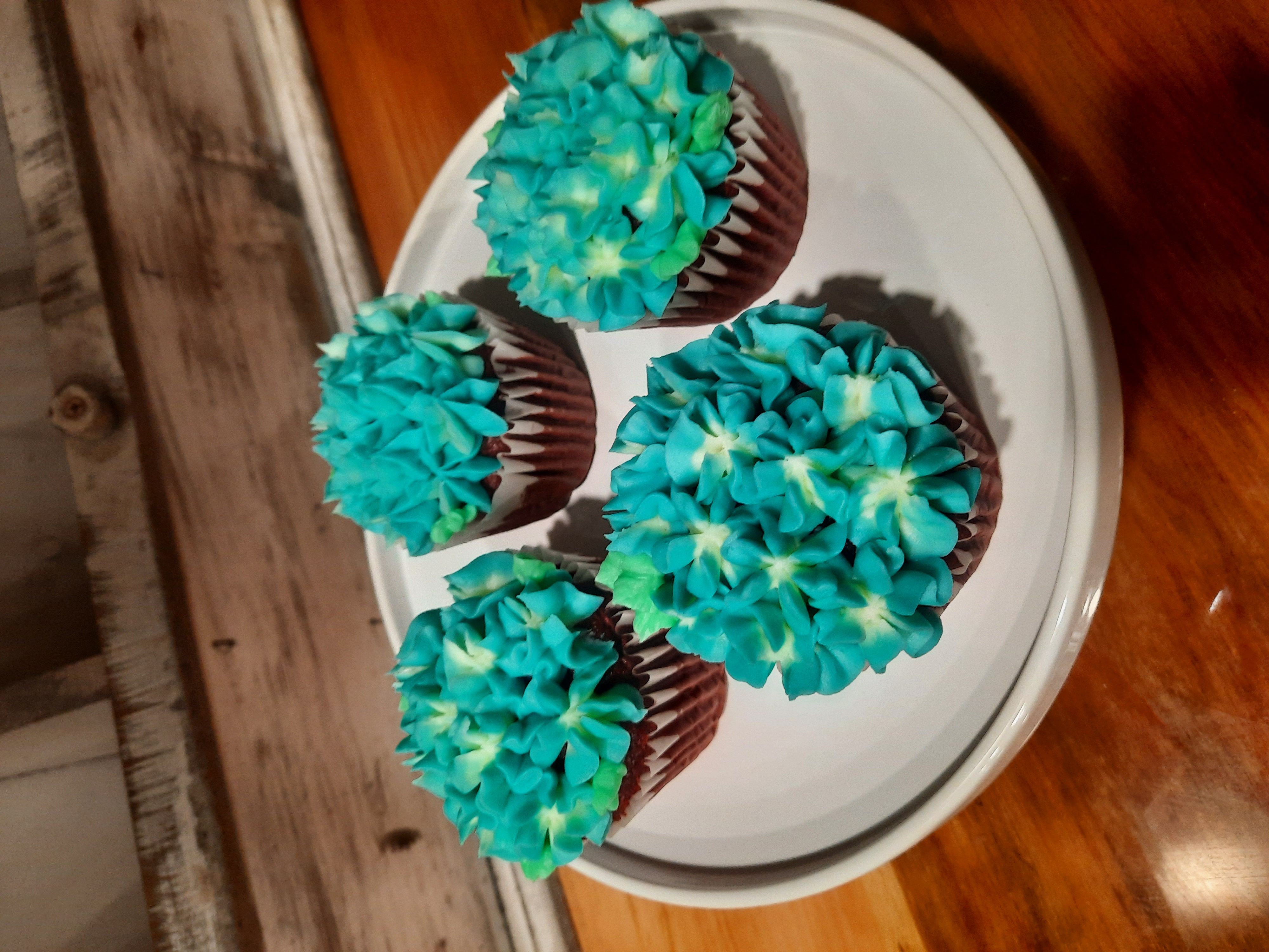 Jumbo Cupcakes (Muffin Size Filling In Center)