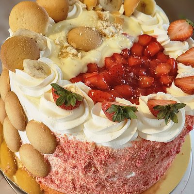 Banana Pudding Strawberry Crunch Cake With Cheesecake Middle
