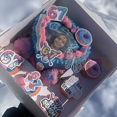 Bento Box With 5 Cupcakes