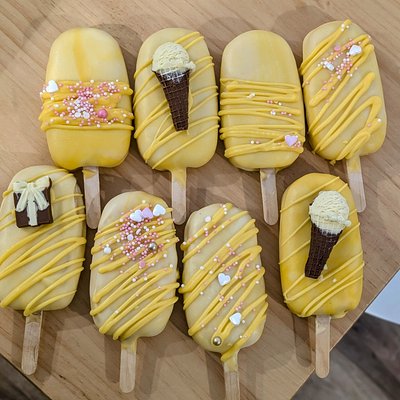 12 Medium Cakesickes 