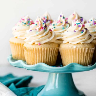 Classic Cupcakes with Color Themed Decor