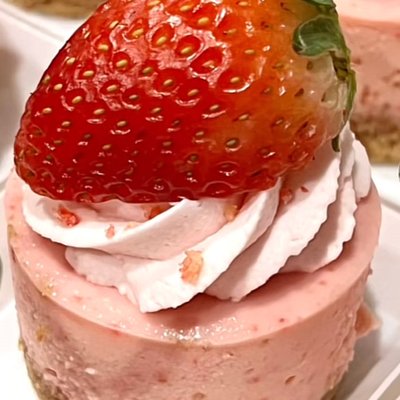 Mini Strawberry Crunch Cheesecakes 1Dz.