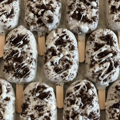 Cookies & Cream Cakesicle 🩶