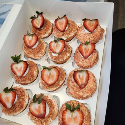 Strawberry Crunch Cupcakes