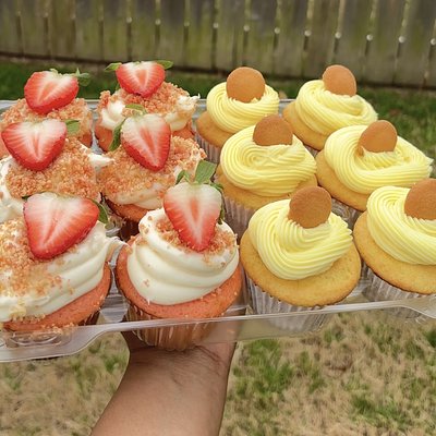 (half & half) strawberry shortcake & banana pudding cupcakes (dozen)