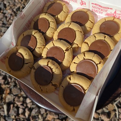 Peanut Butter Perfection🥜🍫( Dozen)