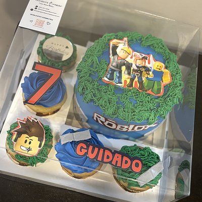 Mini Circle Cake And 5 Cupcake Bento Box 