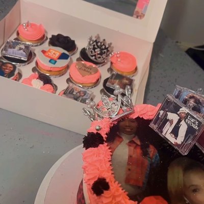 1 Tier Cake + 1 Dozen Cupcakes(Luxe Package)