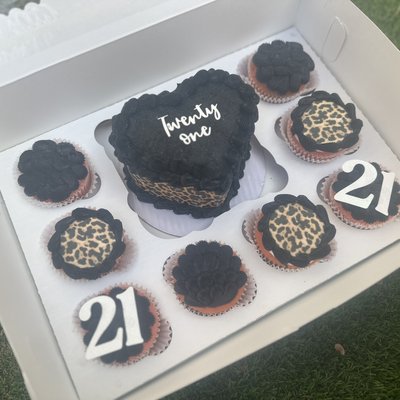 Bento W/ 8 Cupcakes 