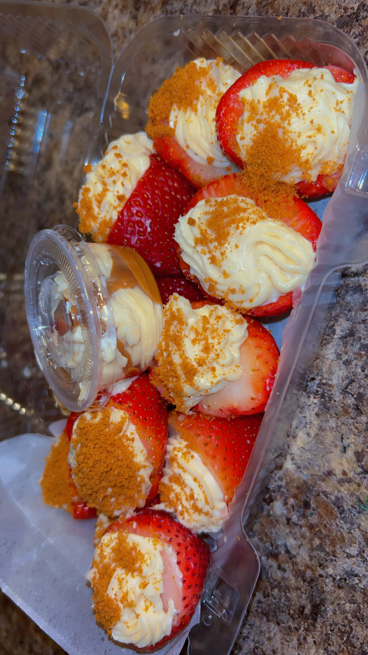 Stuffed cheesecake strawberries 