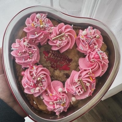 8 inch Choc Chip Cookie Cake With Butter Cream 🩷