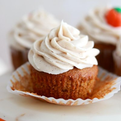 Pumpkin Cupcakes With Spiced Cream Cheese Frosting 12 Pack 
