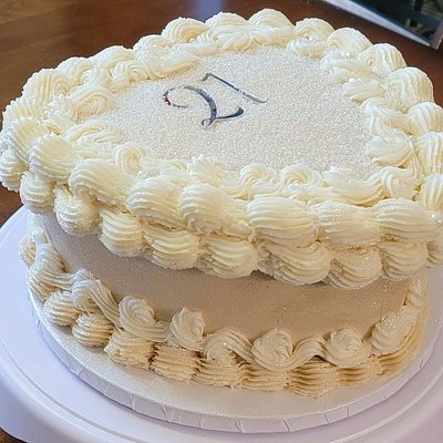 White Pearl fancy heart cake