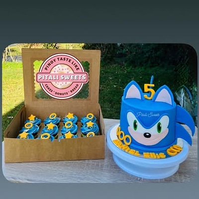 Fondant Cake + Cupcakes