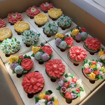 🌸 Floral Cupcakes — 1 Dozen 