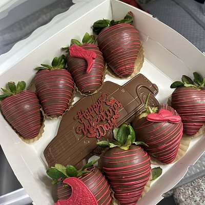 Truck shaped chocolate bar and 8 berries 