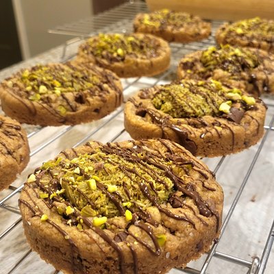 Deep Dish Dubai Chocolate Chip Cookies 