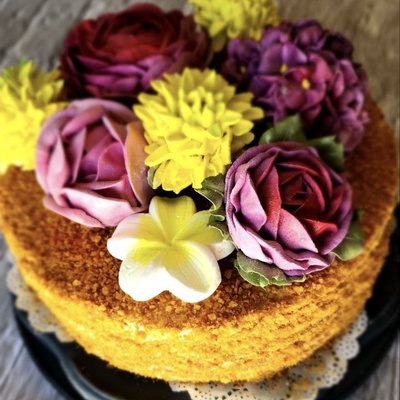 Honey cake topped with Zephyr Flowers 